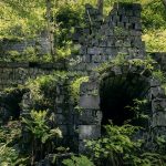 廃墟の美：東の持倉鉱山、西の軍艦島